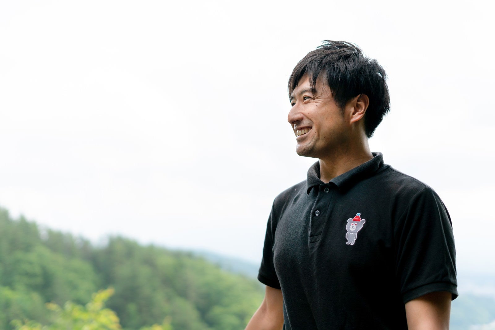 穏やかに微笑むセラピストのイメージ